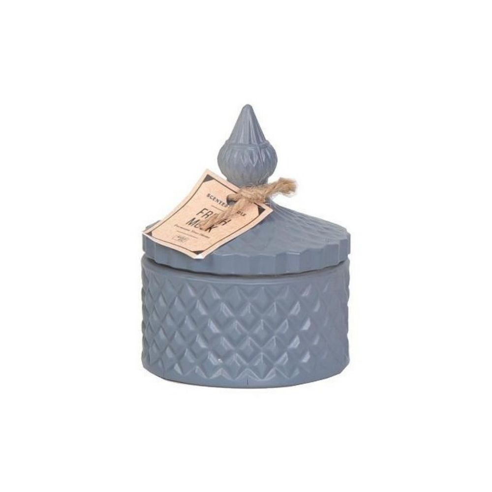 Ένα μπλε βάζο με καπάκι και μπεζ ετικέτα