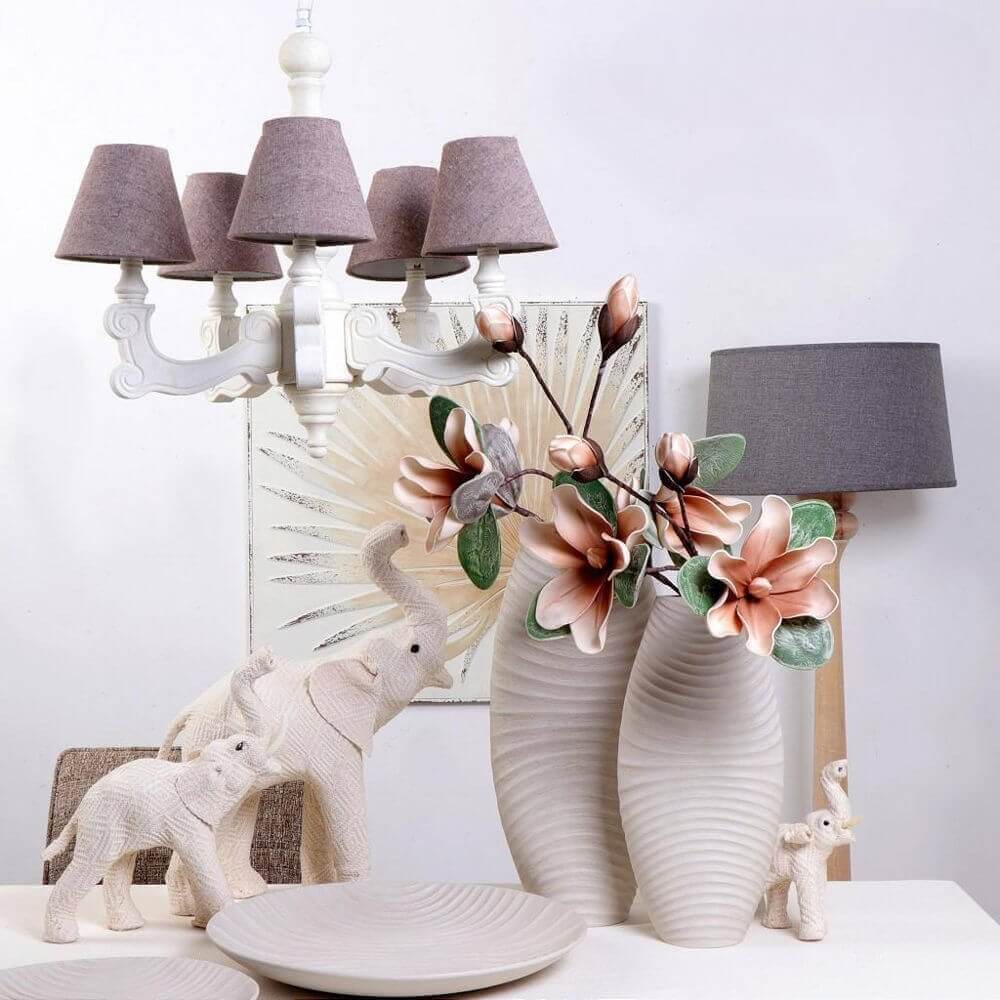 Μία σύνθεση από διάφορα επιτραπέζια διακοσμητικά τοποθετημένα επάνω σε επιφάνεια με λευκό φόντο