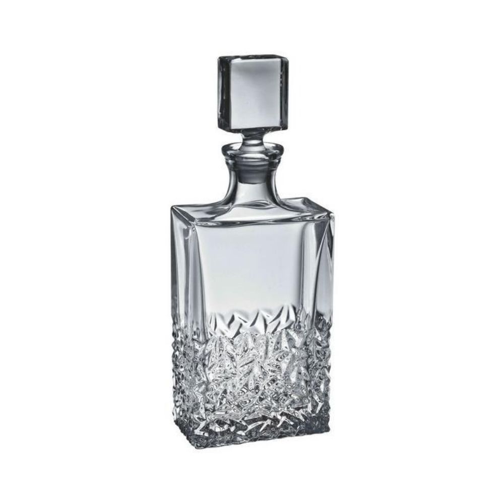 Μία άδεια ανάγλυφη τετράγωνη γυάλινη καράφα με γυάλινο πώμα