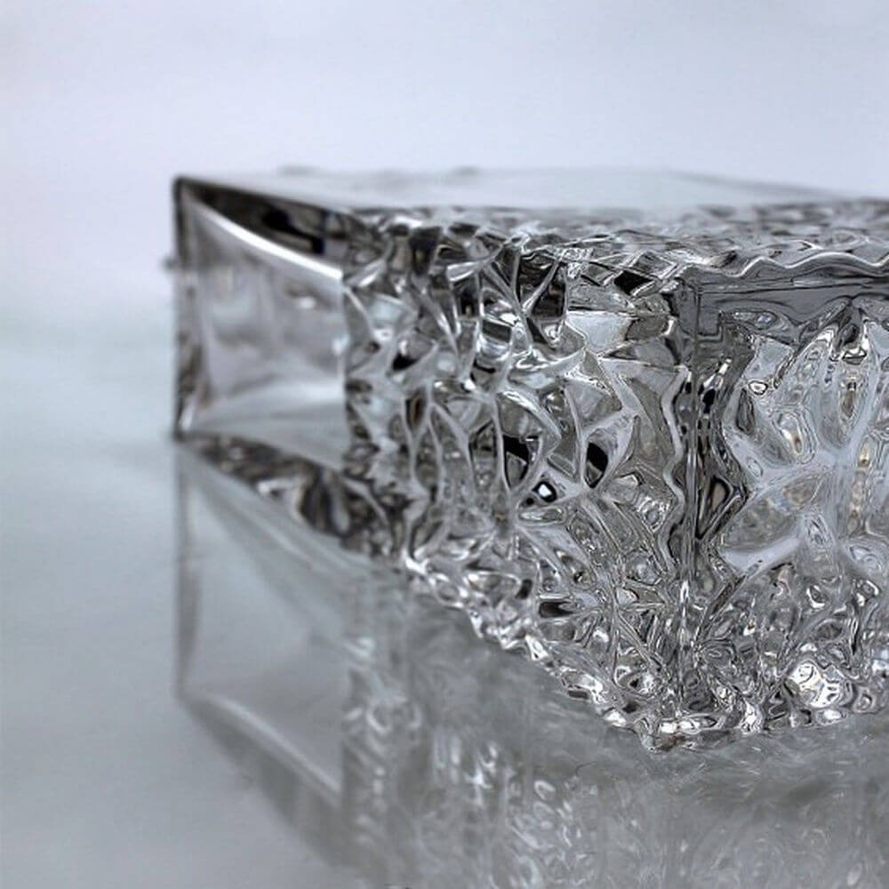 Το κάτω μέρος από μία πεσμένη γυάλινη ανάγλυφη καράφα