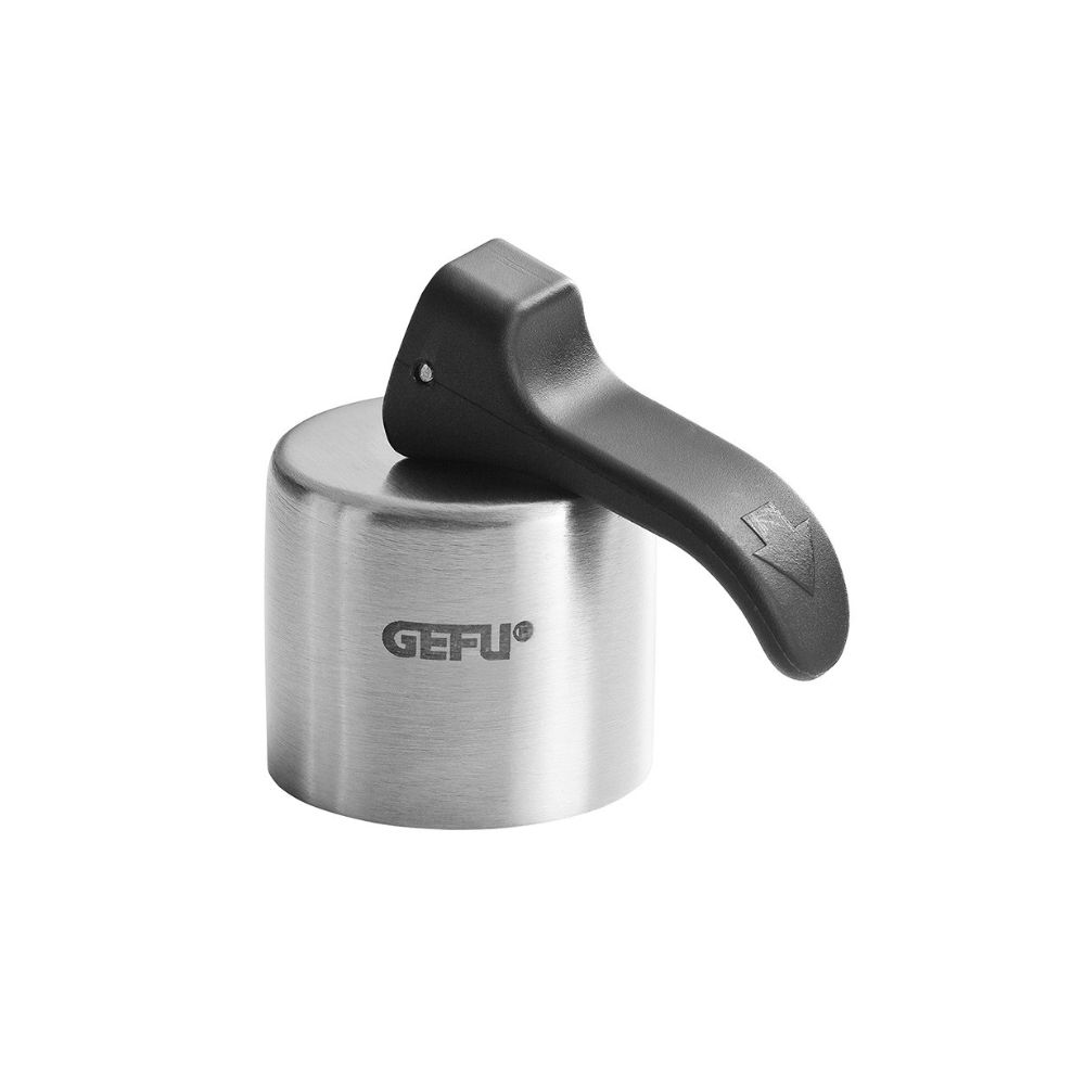 Ένα ανοξείδωτο πώμα μπουκαλιών με πλαστική μαύρη λαβή σε λευκό φόντο