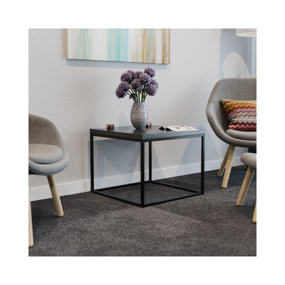 Ένα τραπεζάκι σαλονιού με μεταλλικό σκελετό και γκρι επιφάνεια