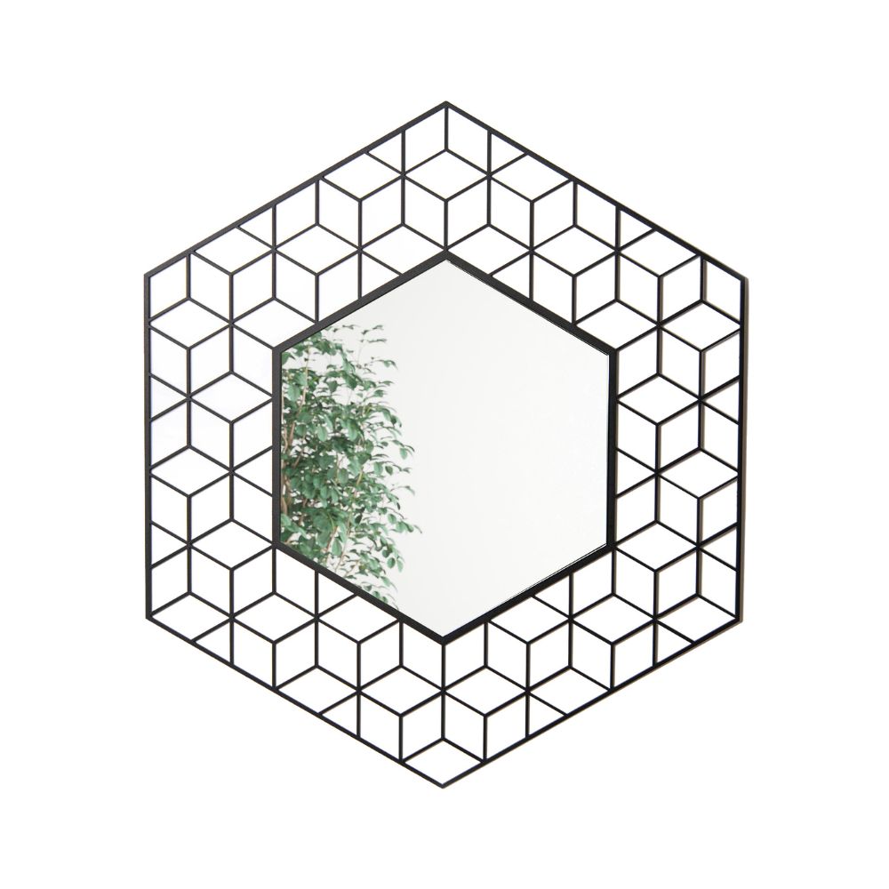 Ένας μεγάλος μεταλλικός γεωμετρικός μαύρος καθρέπτης σε λευκό φόντο