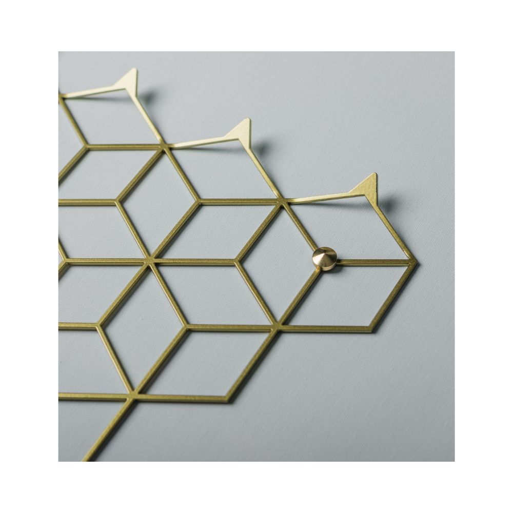 Μία κρεμάστρα με κοπή λέιζερ γεωμετρική χρυσή τετραπλή σε μεγέθυνση