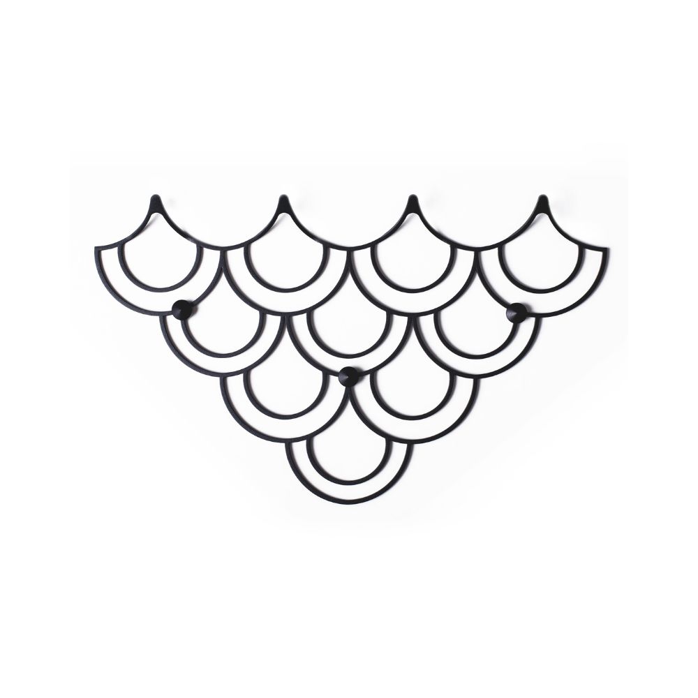 Μία κρεμάστρα με κοπή λέιζερ μαύρη τετραπλή