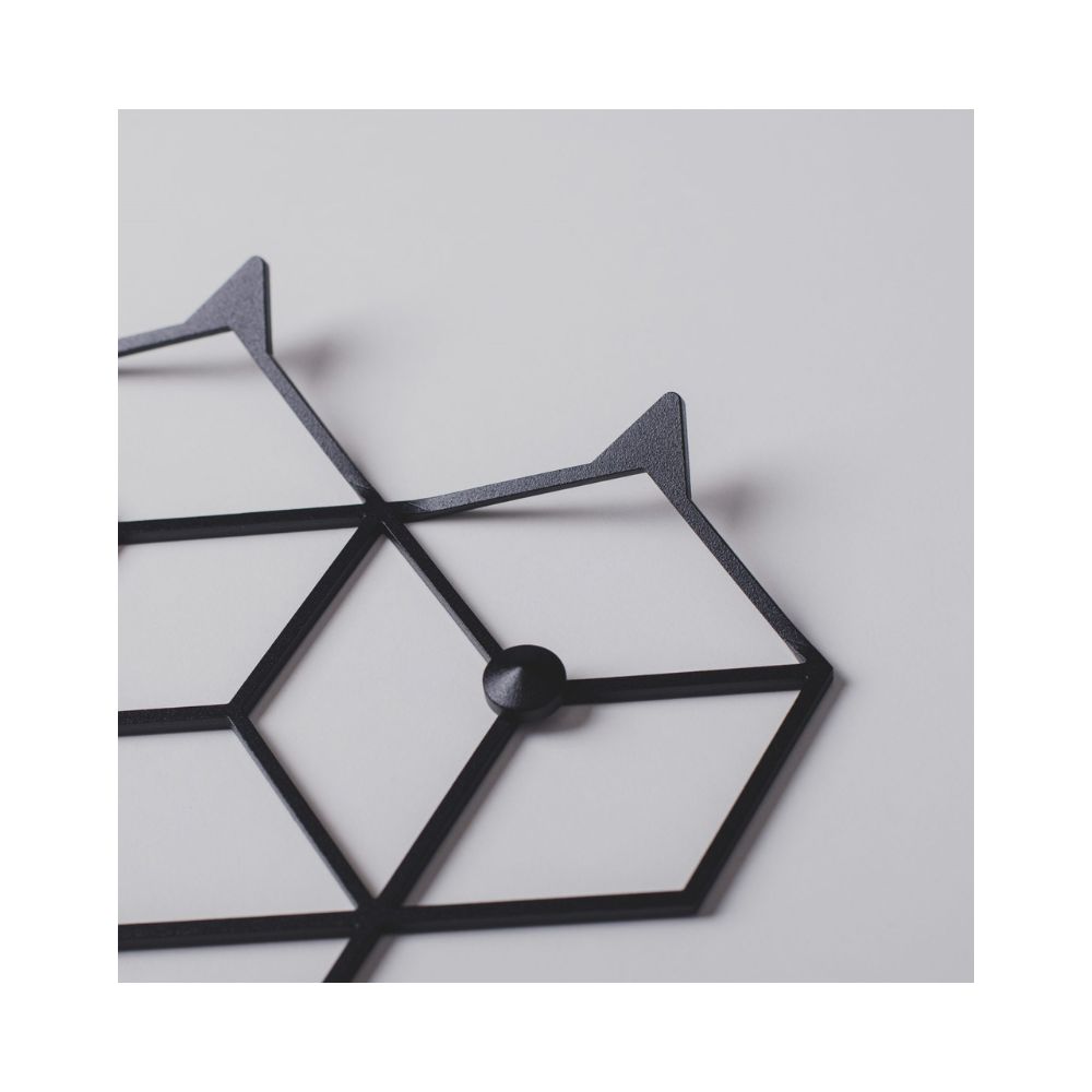 Μία κρεμάστρα με κοπή λέιζερ γεωμετρική μαύρη τετραπλή σε μεγέθυνση