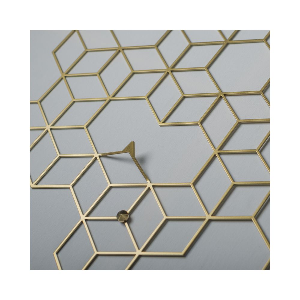 Μία κρεμάστρα με κοπή λέιζερ γεωμετρική χρυσή με πολλές θέσεις για ρούχα σε μεγέθυνση