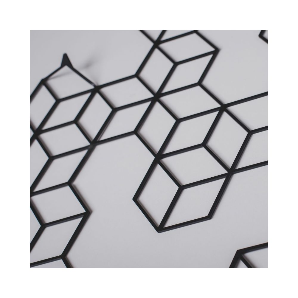 Μία κρεμάστρα με κοπή λέιζερ γεωμετρική μαύρη με πολλές θέσεις για ρούχα σε μεγέθυνση