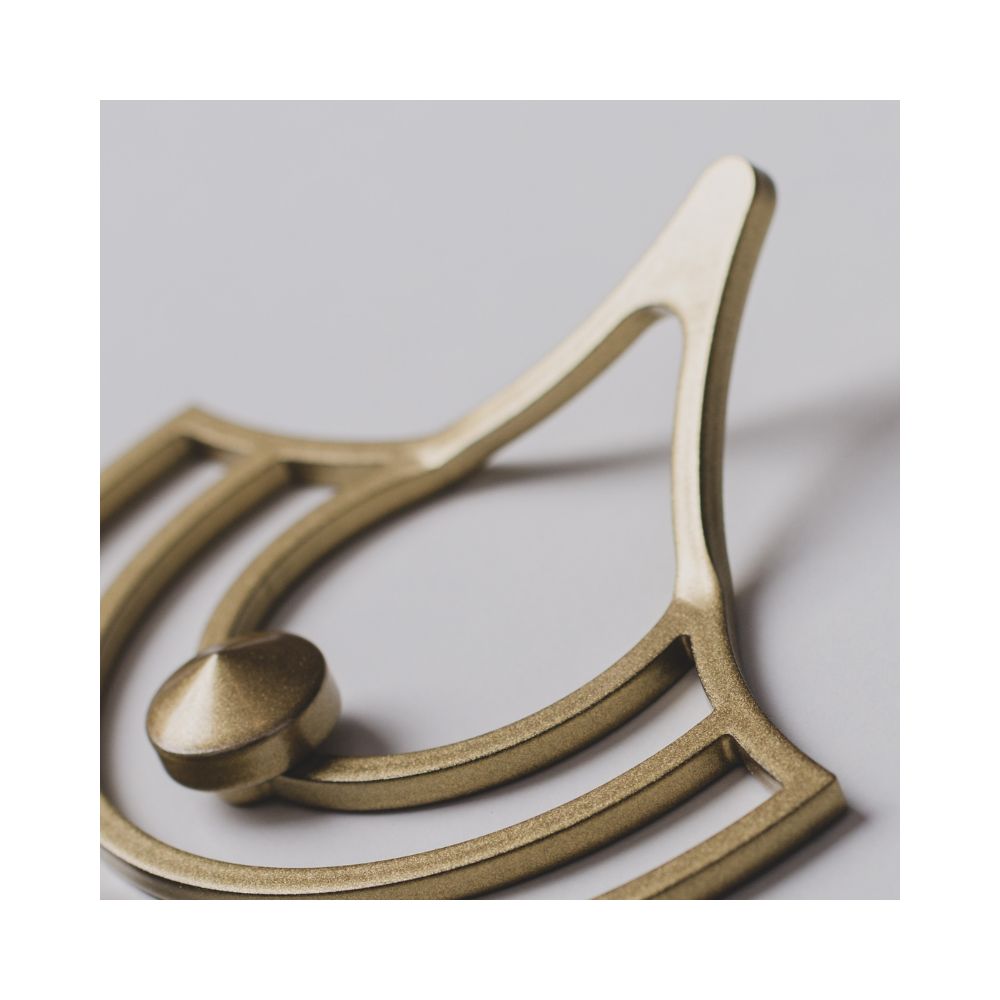 Μία κρεμάστρα με κοπή λέιζερ χρυσή μονή σε μεγέθυνση