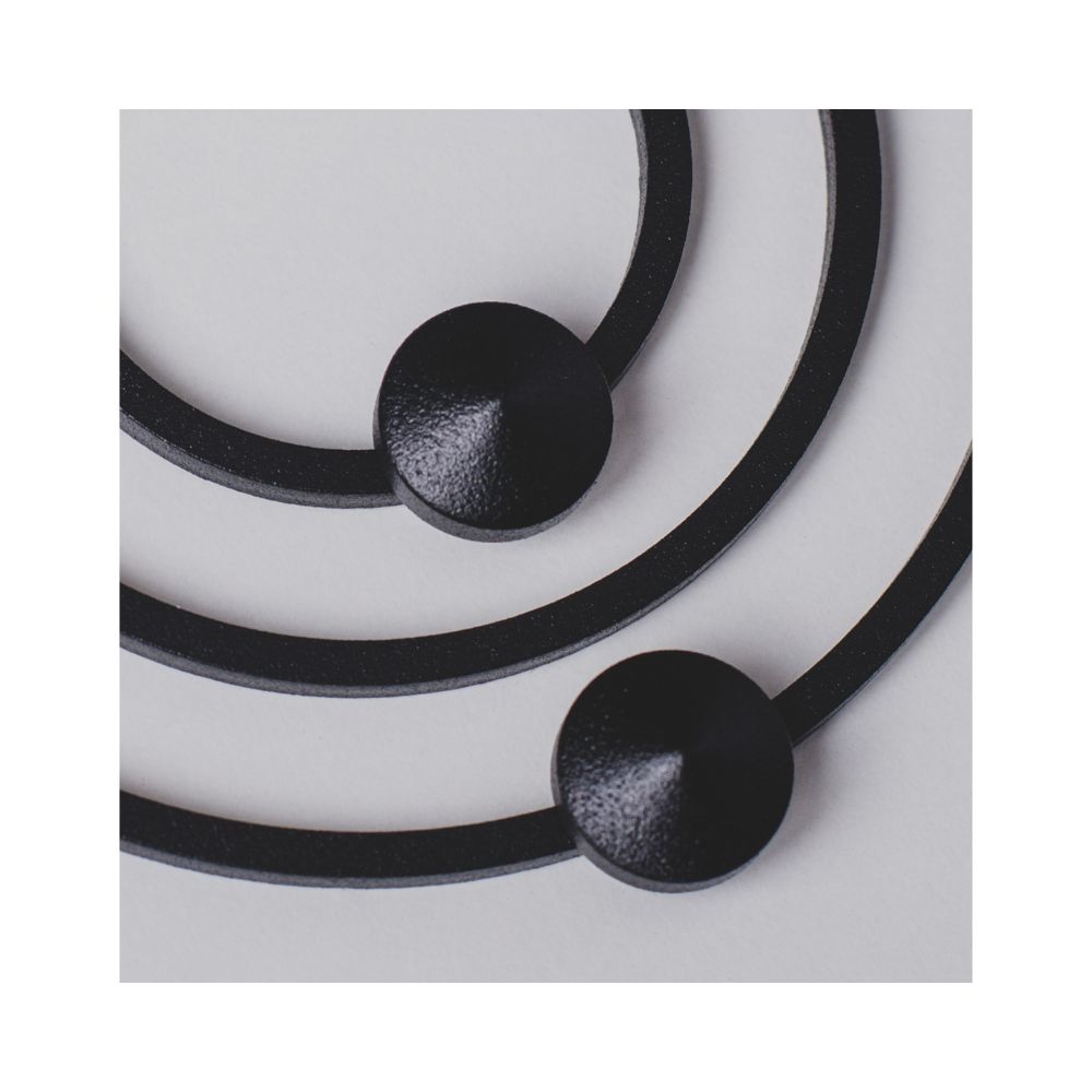 Μία κρεμάστρα με κοπή λέιζερ μαύρη μονή σε μεγέθυνση