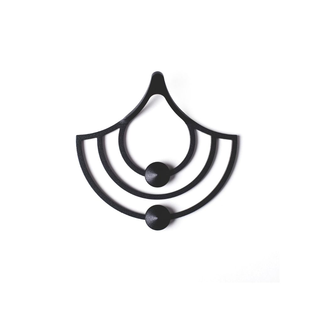 Μία κρεμάστρα με κοπή λέιζερ μαύρη μονή