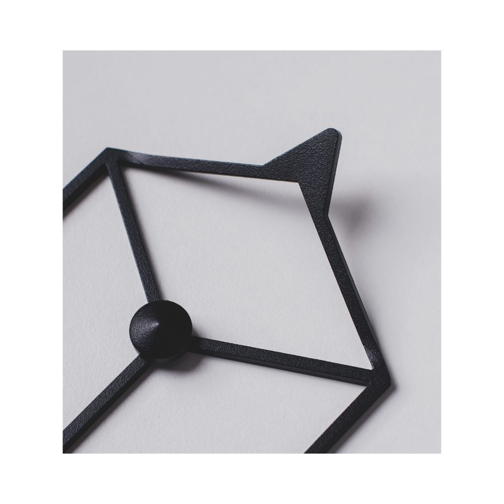 Μία κρεμάστρα με κοπή λέιζερ γεωμετρική μαύρη μονή σε μεγέθυνση