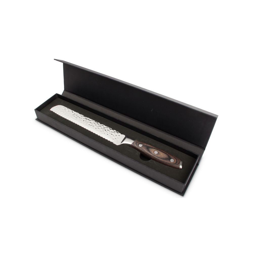 Μία πολυτελής κασετίνα με ένα πριονωτό μαχαίρι ψωμιού με σφυρήλατη επιφάνεια και ξύλινη λαβή