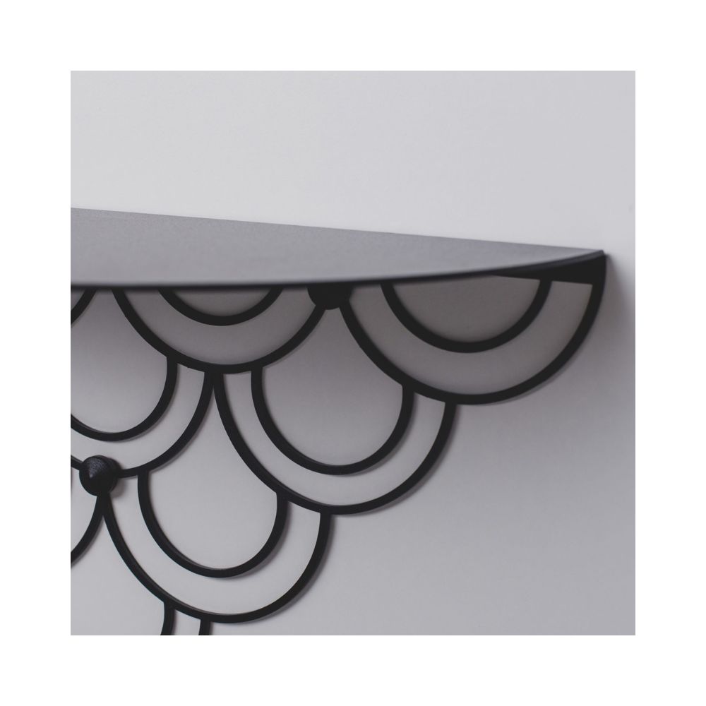 Ένα ράφι με κοπή λέιζερ μαύρο σε μεγέθυνση