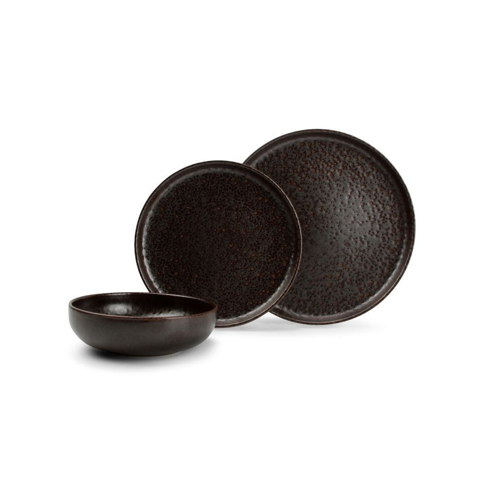 Ένα σερβίτσιο πιάτων σκούρο καφέ με ένα μεγάλο πιάτο, ένα μικρό και ένα μπολ