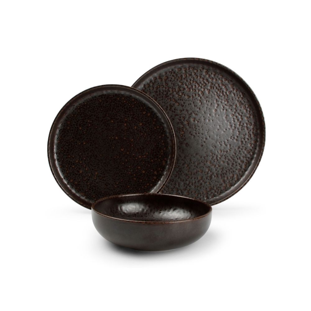 Ένα σερβίτσιο πιάτων σκούρο καφέ σε λευκό φόντο