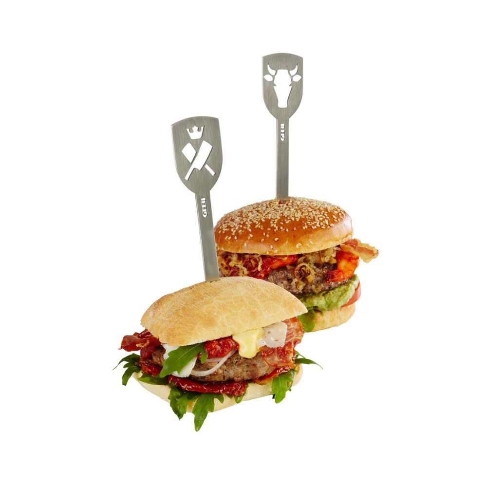 Δύο μπέργκερ που έχουν καρφωμένα δύο μεταλλικό στικς, ένα με κεφάλι ταύρου και ένα με μπαλτάδες