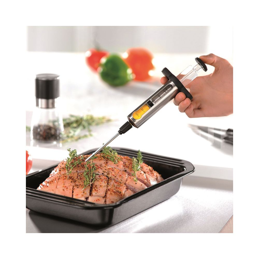 Ένα κρέας ωμό που το μαρινάρουν με την σύριγγα μαριναρίσματος πριν το ψήσουν