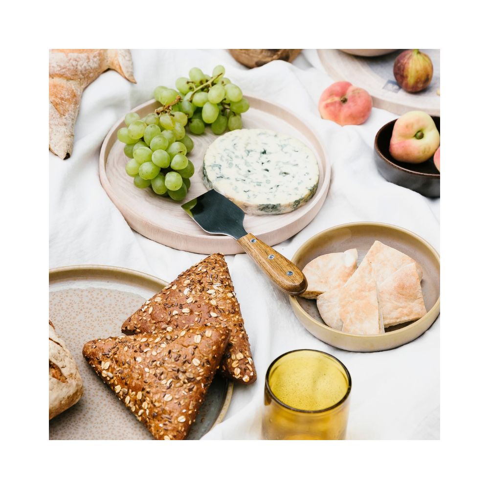 Ένα τραπέζι γεμάτο με διάφορα πιάτα και τυριά