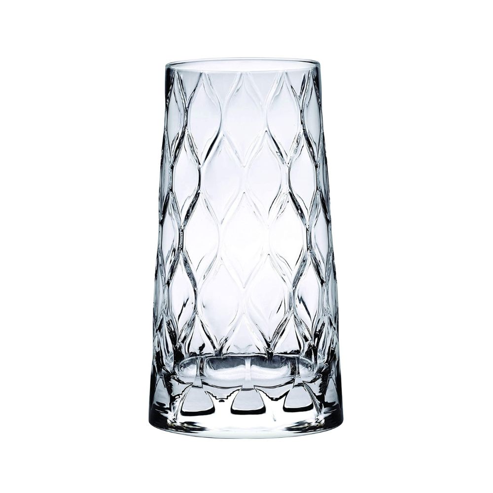 Ένα μεγάλο άδειο ποτήρι για νερό σκαλιστό με σχήματα φύλλων