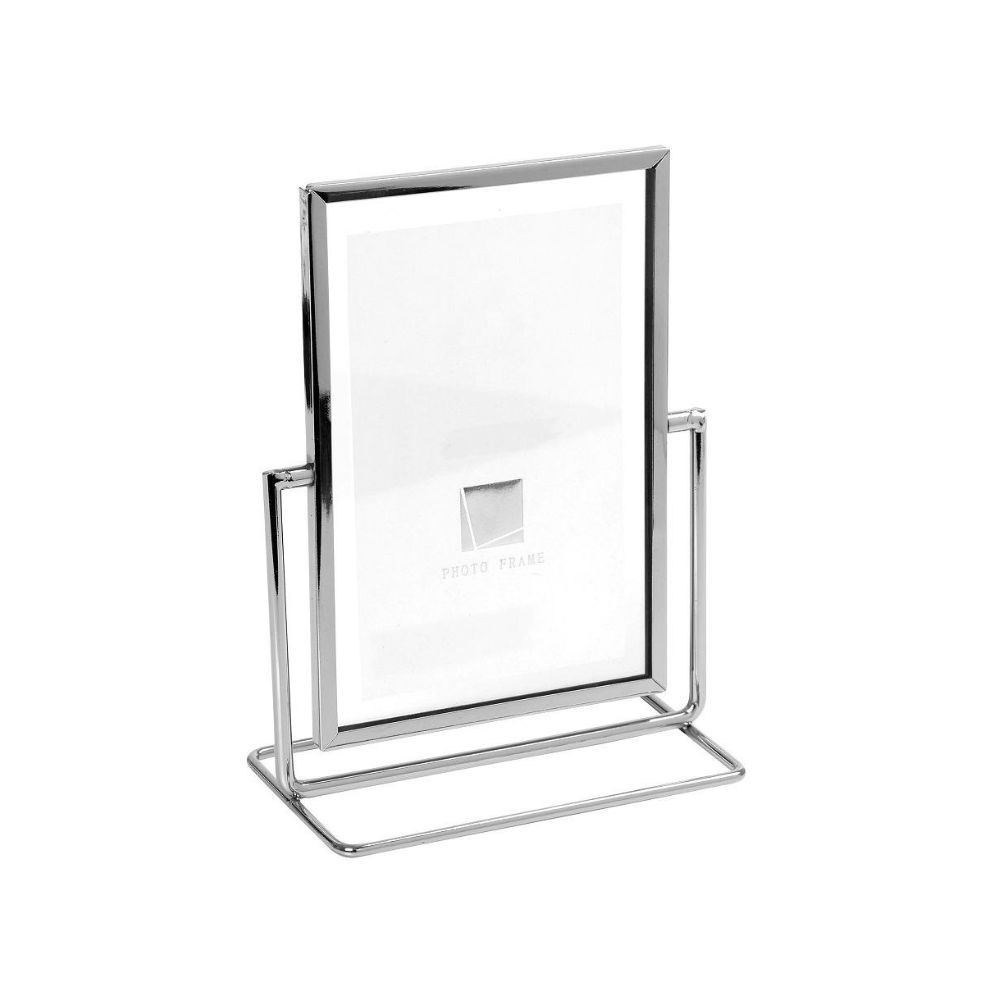 Μία μεταλλική ασημί κορνίζα διπλής όψης κάθετη