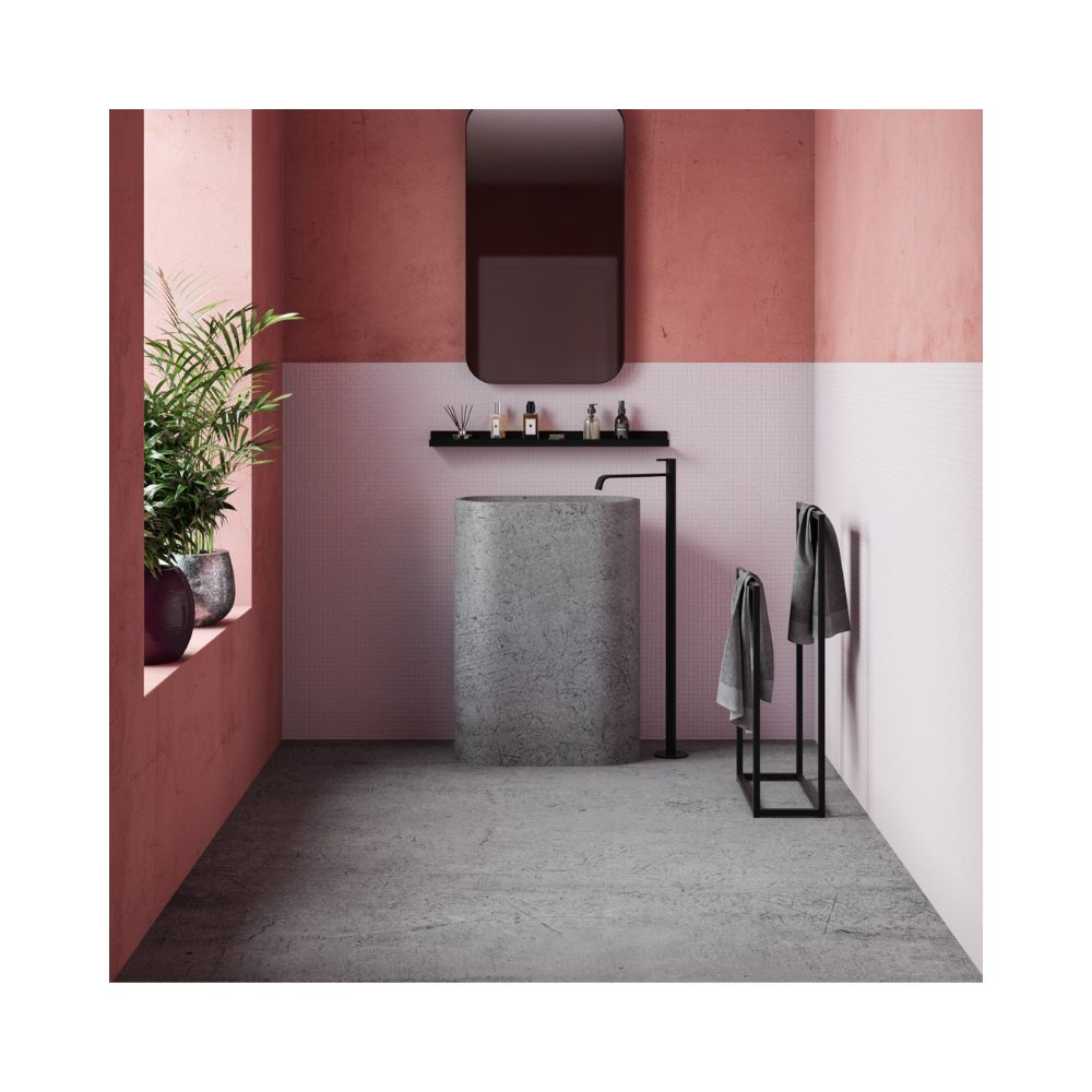 Ένα μπάνιο με νεροχύτη, καθρέπτη και μεταλλική μαύρη κρεμάστρα δαπέδου