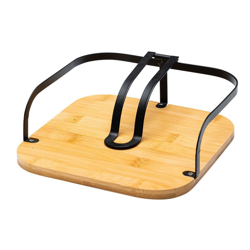 Μία τετράγωνη χαρτοπετσετοθήκη με βάση από ξύλο μπαμπού και μαύρες μεταλλικές λεπτομέρειες φωτογραφισμένη διαγώνια