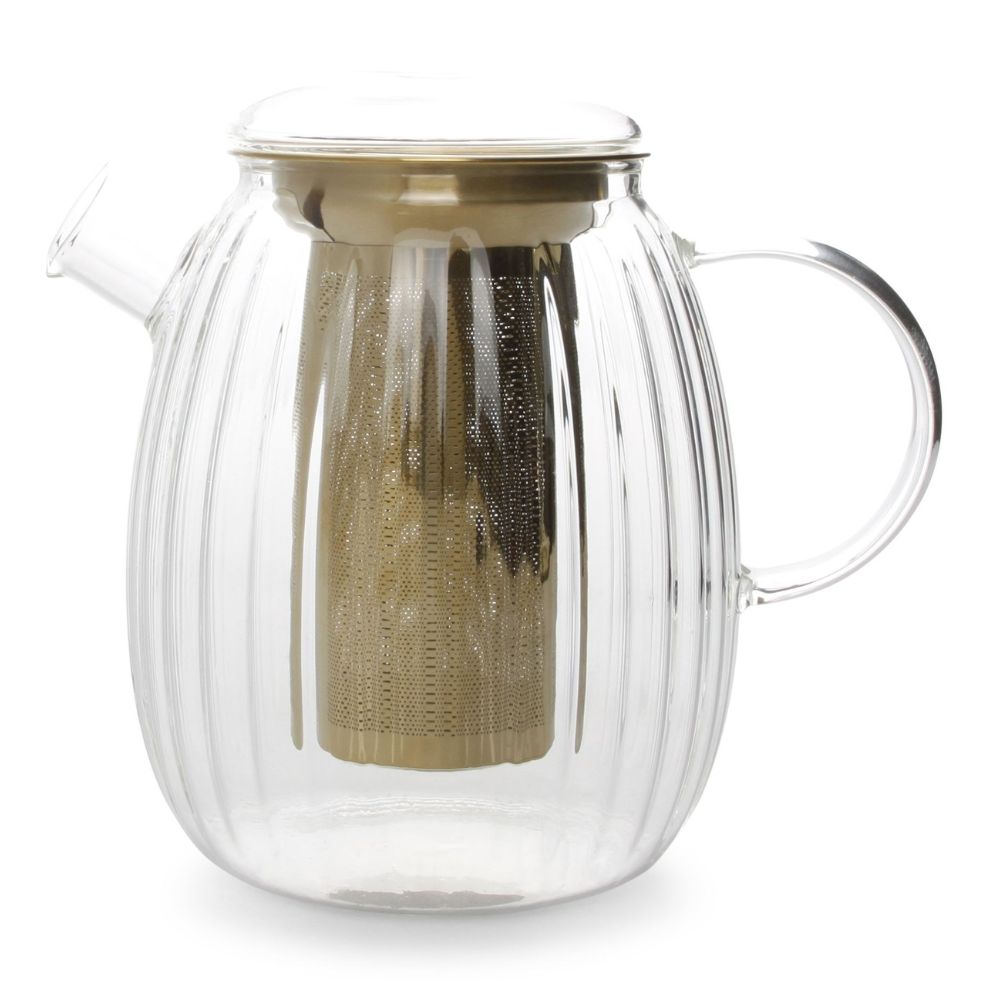 Μία γυάλινη τσαγιέρα με χρυσό φίλτρο