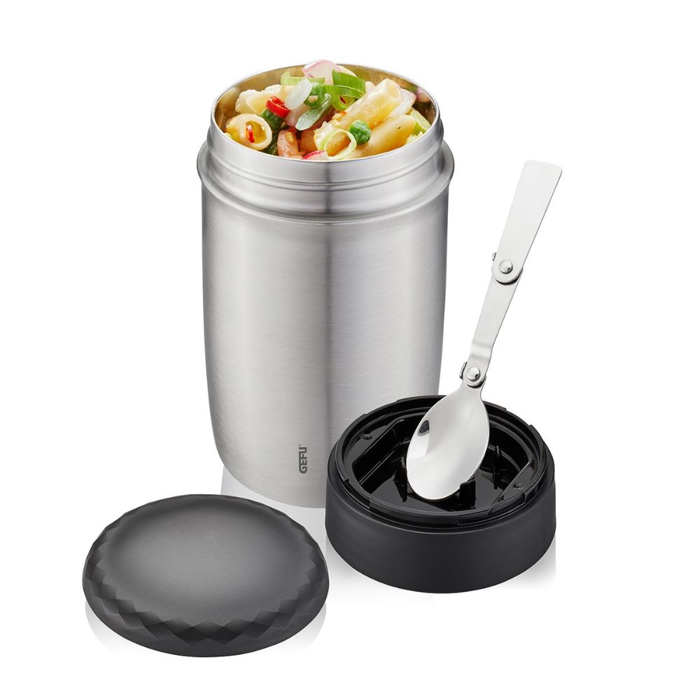 Ένα δοχείο φαγητού θερμός από ανοξείδωτο ατσάλι, γεμάτο με φαγητό, μαύρο πλαστικό καπάκι ανοιχτό και πτυσσόμενο μεταλλικό κουτάλι
