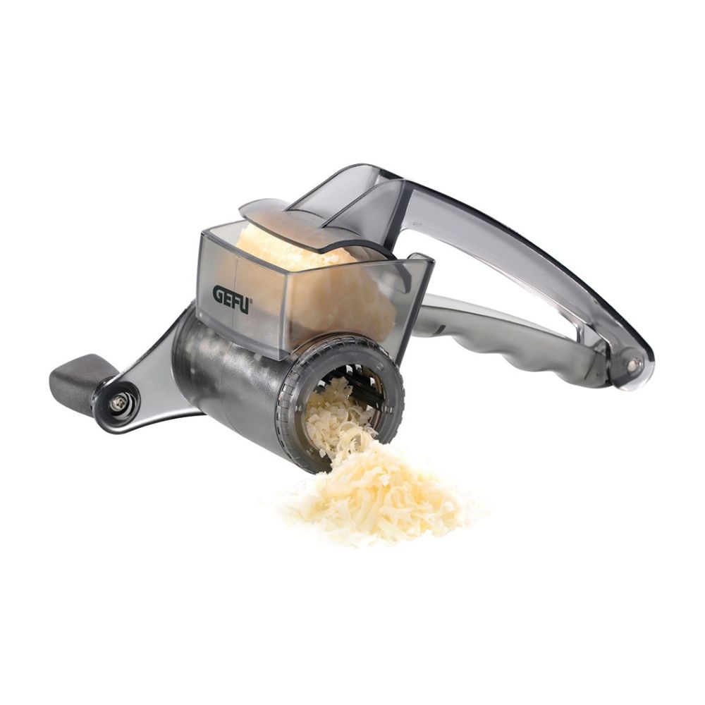 Ένας περιστροφικός τρίφτης πλαστικός σε μαύρο χρώμα με ένα κομμάτι παρμεζάνα