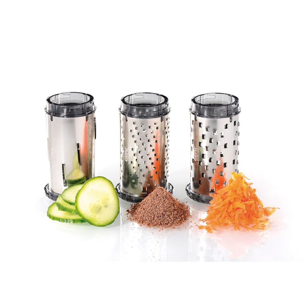 Τρία διαφορετικά κοπτικά τοποθετημένα κάθετα και φέτες από αγγούρι, τρίμα από σοκολάτα και ξύσμα από καρότο