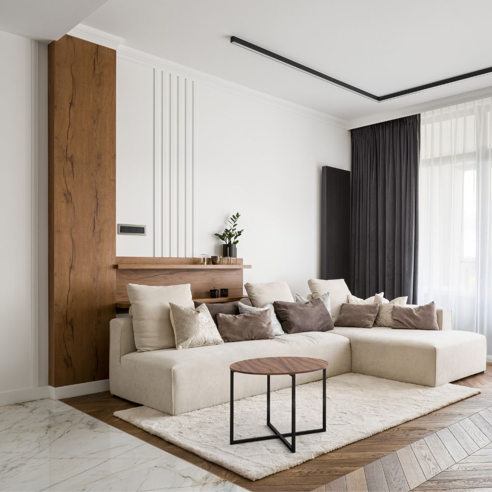 Ένα βοηθητικό τραπεζάκι σαλονιού σε σχήμα δύο γεωμετρικών τετραγώνων που τέμνονται σε σαλόνι με λευκό καναπέ