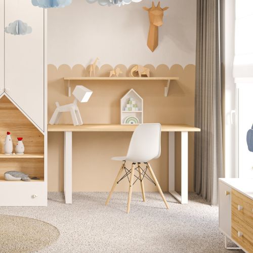 Ένα παιδικό γραφείο με λευκά μεταλλικά πόδια τοποθετημένο σε παιδικό δωμάτιο με αποχρώσεις λευκού χρώματος και φυσικού ξύλου