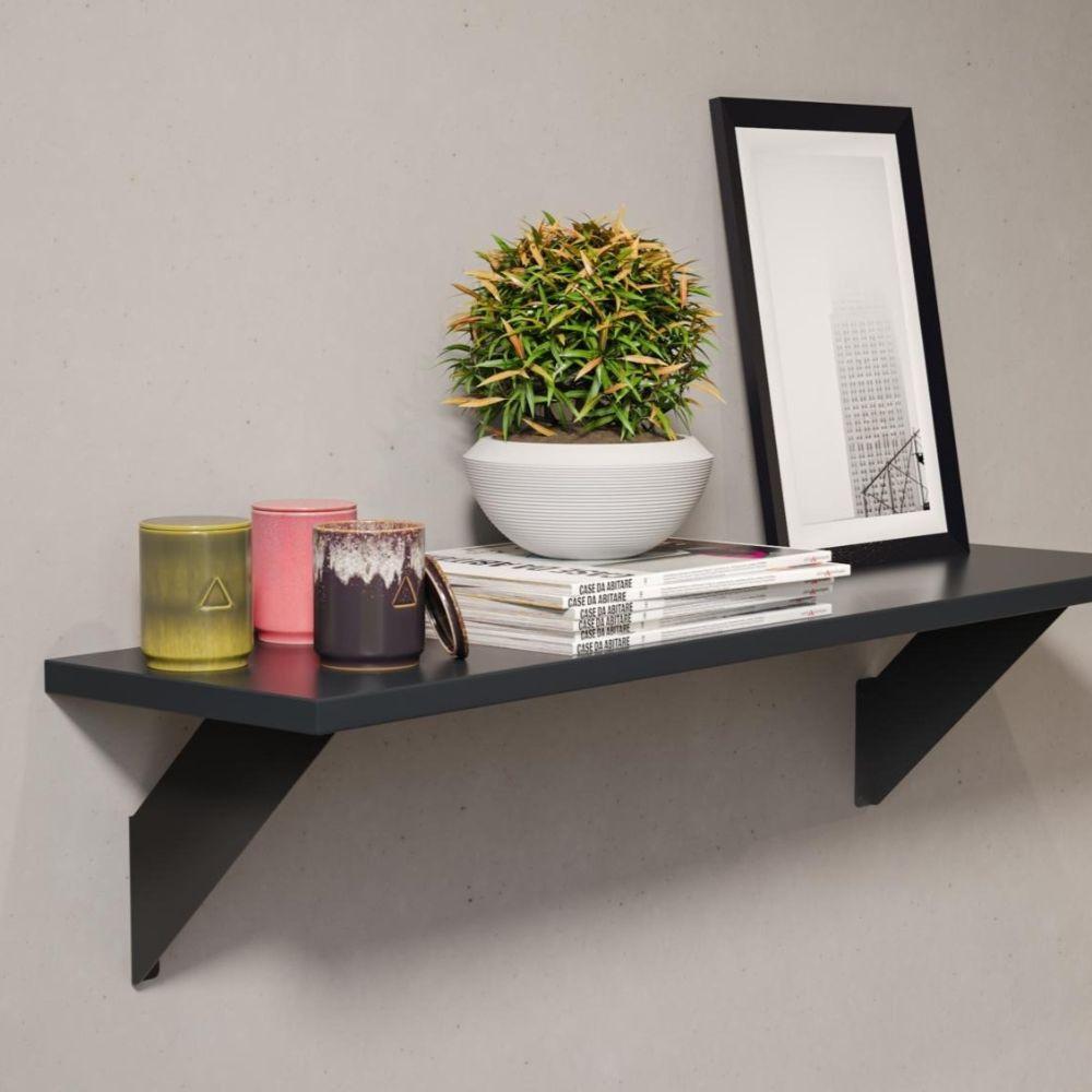 Ένα ράφι με τις μεταλλικές βάσεις στήριξης τοποθετημένες από την κάτω μεριά