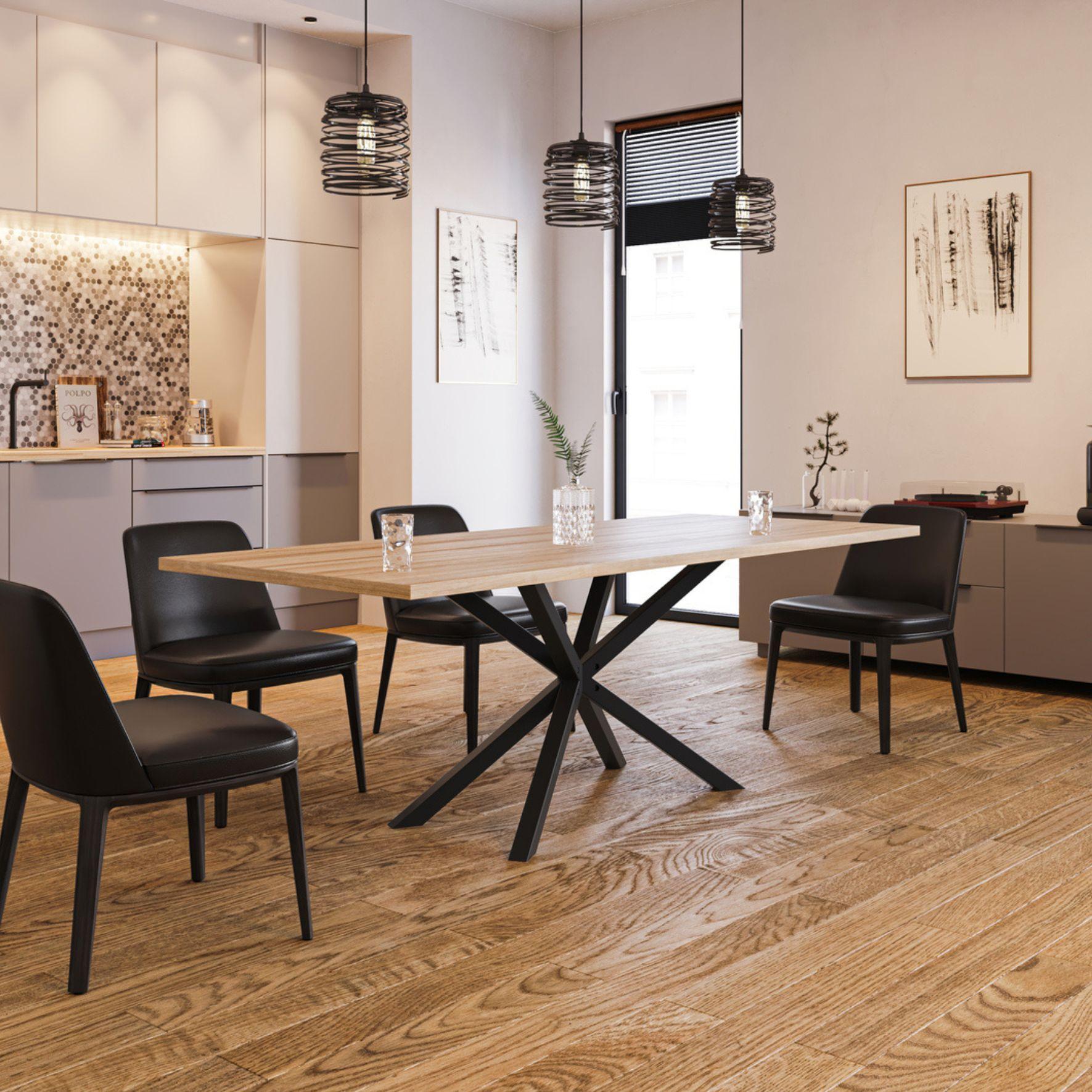 Μία μαύρη μεταλλική βάση τραπεζιού 100x50x72 από ανοξείδωτο χάλυβα, με ξύλινη επιφάνεια οξιάς τοποθετημένη σε κουζίνα