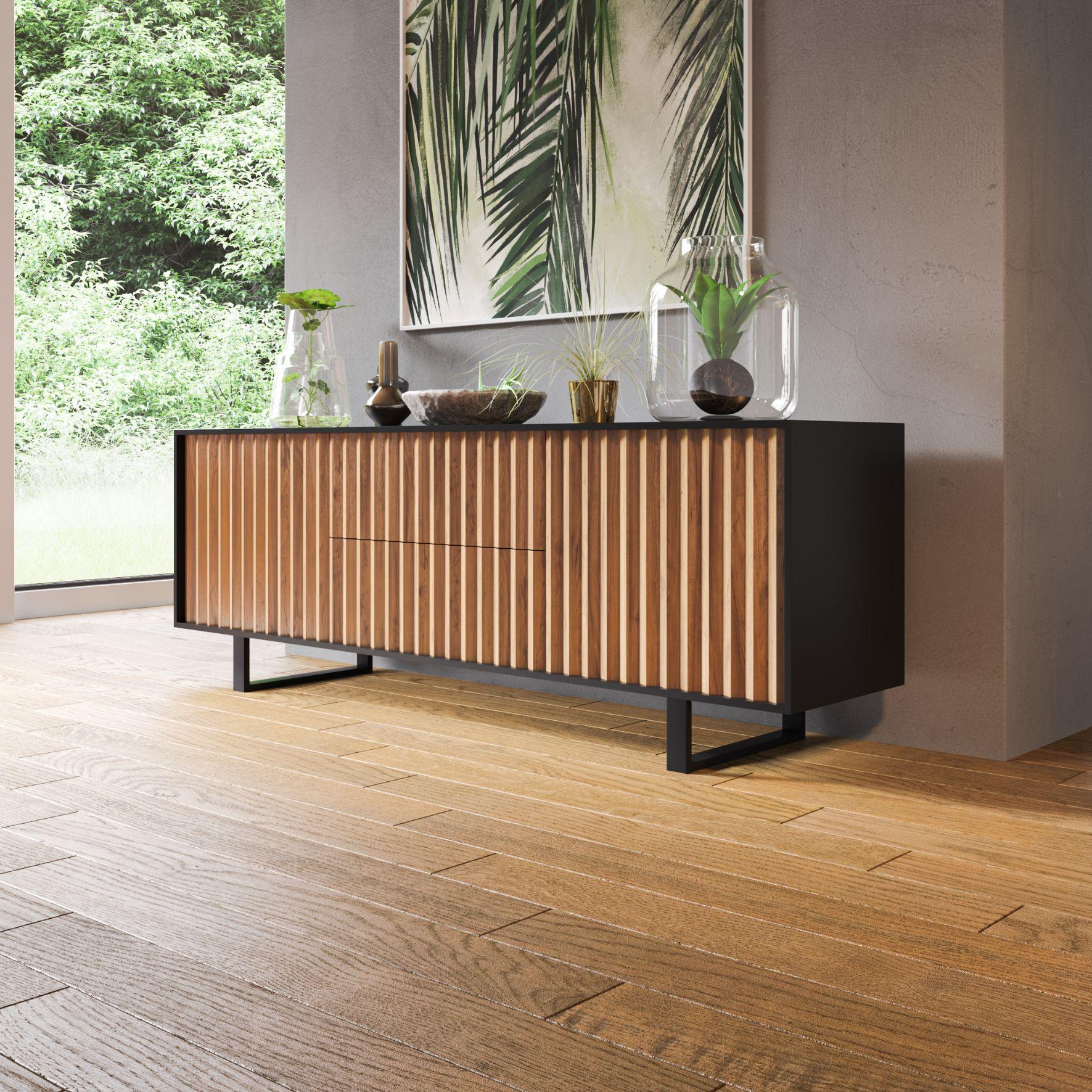 Ένας μπουφές σαλονιού με ξύλινα ντουλάπια και μαύρα μεταλλικά πόδια επίπλων, τοποθετημένο επάνω σε ξύλινο δάπεδο σαλονιού