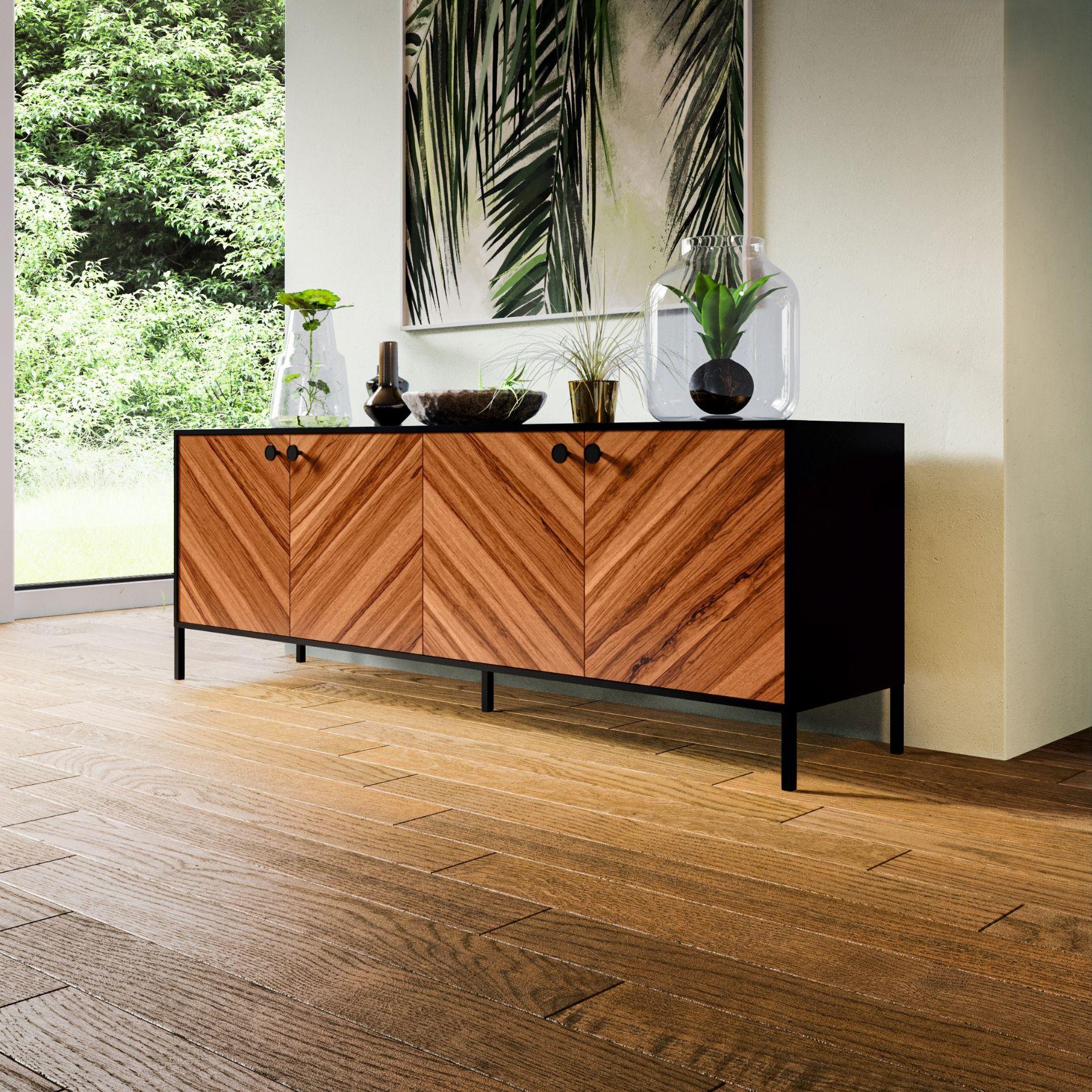 Ένας μπουφές σαλονιού με ξύλινα ντουλάπια και μαύρα μεταλλικά πόδια επίπλων με ρεγουλατόρο, τοποθετημένο επάνω σε ξύλινο δάπεδο σαλονιού