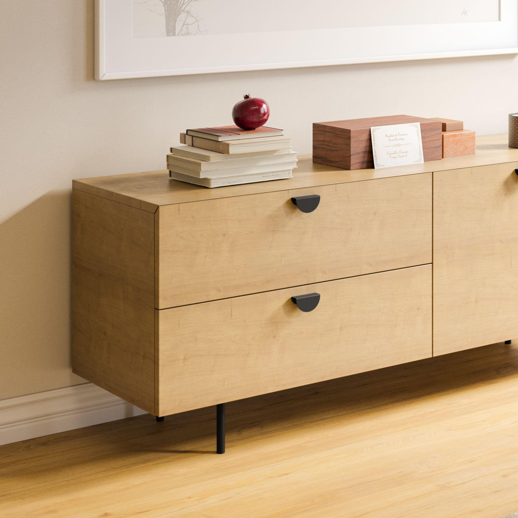 Ένας μπουφές σαλονιού με ξύλινα συρτάρια και μαύρα μεταλλικά πόδια επίπλων, τοποθετημένο επάνω σε ξύλινο δάπεδο σαλονιού